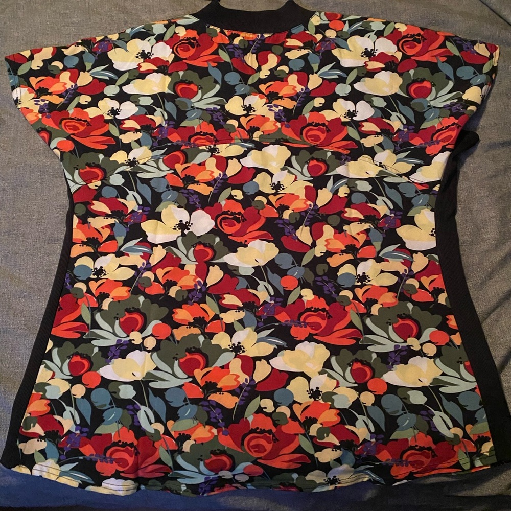 Scrub top bnwt